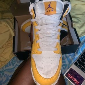 jordan 1s mid